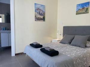 1 dormitorio con 1 cama con 2 toallas en Casa rural con vistas maravillosas en Arico en Sabina Alta