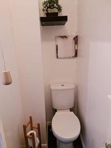 a bathroom with a white toilet in a room at Lovely One bedroom Aprt in central London in London
