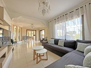 sala de estar con sofá y mesa en Luxury Villa Lucia, en La Playa de Tauro