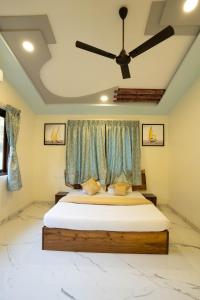 una camera con letto e ventilatore a soffitto di West Valley Villa Casa Vista a Avas