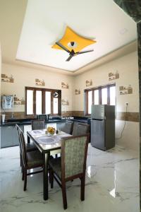 una cucina con tavolo, sedie e ventilatore a soffitto di West Valley Villa Casa Vista a Avas