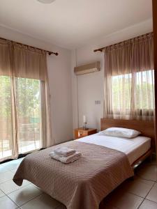 1 dormitorio con 1 cama con 2 toallas en The Serenity Bungalow en Anarita