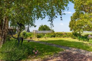 uitzicht op een tuin met een boom bij La Halte des Miquelots - Appt avec jardin in Vains