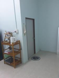 een kamer met een deur en een plank met een lamp bij BaanHomPa 