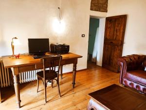 ein Schreibtisch mit einem Computer darauf in einem Zimmer in der Unterkunft Il Monte BnB in Tazzola