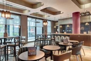 a restaurant with tables and chairs and a bar at Premier Inn Berlin Alexanderplatz in Berlin