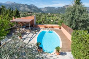uma imagem de uma piscina numa casa em Sunset Villa Can Calco em Moscari