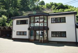 een groot wit gebouw met een glazen deur bij Mill Valley Casa in Koblenz