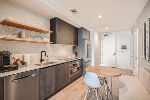 A cozinha ou cozinha compacta de Luxury 23rd FL Condo-Steps from Rainy Street