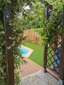 une porte ouverte menant à une arrière-cour avec une piscine dans l'établissement Dépendance cosy entre jardin, piscine et jacuzzi, à Aubagne