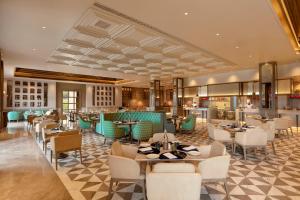 uma sala de jantar com mesas e cadeiras e um restaurante em Mementos by ITC Hotels, Ekaaya, Udaipur em Udaipur