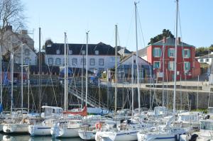 Un tas de bateaux sont amarrés dans un port de plaisance dans l'établissement Ty Mad Hôtel, à Groix