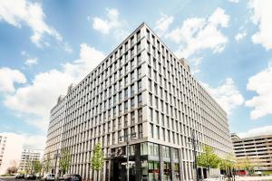 Un alto edificio bianco in una strada di città di Premier Inn Berlin Alexanderplatz a Berlino