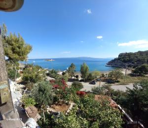 a view of the ocean from a building at ΘΕΑΛΟΣ ΒΡΑΧΟΣ in Saterlí