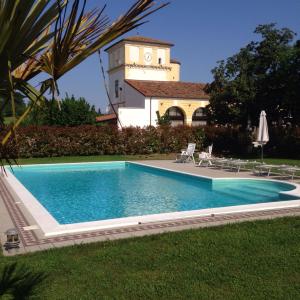 uma piscina em frente a um edifício com uma torre de relógio em Residence Cà Beregana em Vicenza