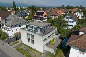 an aerial view of a house in a city at Urban Cube mit Sauna in Thun