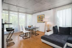sala de estar con sofá y mesa en Urban Cube mit Sauna, en Thun