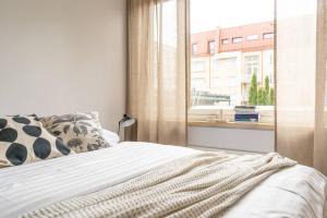 1 dormitorio con cama y ventana en Spacious 2br Apartment in the City Center, en Tampere