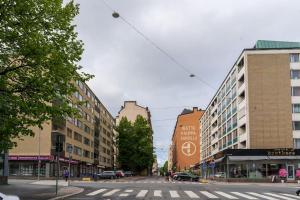 una calle de la ciudad con edificios y un paso de peatones en Spacious 2br Apartment in the City Center, en Tampere