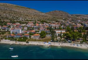 een luchtzicht op een strand met een stad bij Puerto Tranquilo beach Residsnce in Trogir