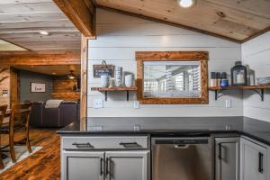 Η κουζίνα ή μικρή κουζίνα στο Kare Bear Cabin
