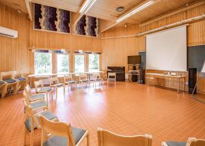 ein Klassenzimmer mit Stühlen und einem Whiteboard in einem Raum in der Unterkunft Honkiniemi in Ähtäri