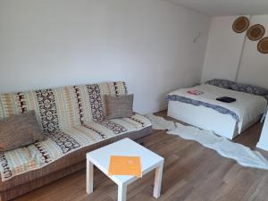 uma sala de estar com um sofá e uma mesa em Maly domek em Szczecinek
