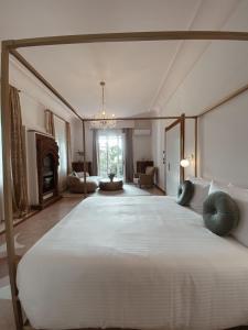 ein Schlafzimmer mit einem großen weißen Bett in einem Zimmer in der Unterkunft Villa Maldestra in Rimini