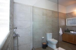 A bathroom at Kika Residences