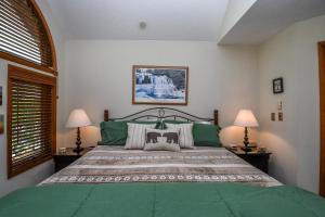 1 dormitorio con 1 cama verde grande y 2 lámparas en Hartwood Village 05 en McHenry