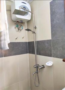 y baño con ducha. en Downtown Virgins Hotel, en Elmina