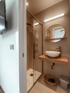 uma casa de banho com um lavatório e um chuveiro em Villa Maldestra em Rimini