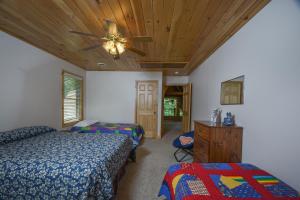 Lakeview Cottage tesisinde bir odada yatak veya yataklar