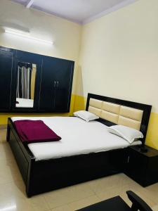 Llit o llits en una habitació de Hotel dinesh