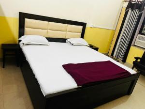 Кровать или кровати в номере Hotel dinesh