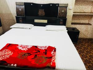Łóżko lub łóżka w pokoju w obiekcie Hotel dinesh