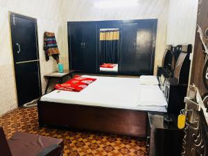 Un pat sau paturi într-o cameră la Hotel dinesh