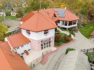 una vista aérea de una casa con techo naranja en Malom Udvar Panzió és Étterem, en Bér