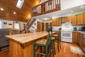 una cucina con un grande tavolo e sedie in legno di Home Sweet Cabin a Oakland