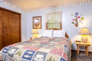 una camera da letto con un letto, due lampade e una finestra di Home Sweet Cabin a Oakland