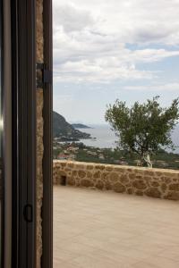 una porta aperta con vista sull'oceano di Kika Residences ad Agios Nikolaos