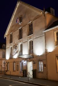 un ancien bâtiment arborant un drapeau américain dans l'établissement Grand Hôtel du Luxembourg & Spa, à Bayeux