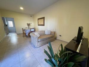 sala de estar con sofá y mesa en Hermoso departamento en Mendoza en Godoy Cruz
