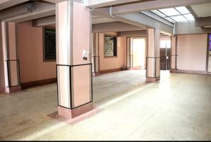 ein großes leeres Zimmer mit Säulen in einem Gebäude in der Unterkunft Attic place South B. in Nairobi