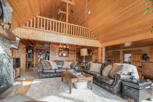 a living room with leather furniture and a wooden ceiling at Happyplace Hideaway in McHenry
