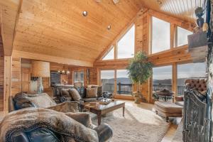 a living room with a large wooden ceiling at Happyplace Hideaway in McHenry +44 photos