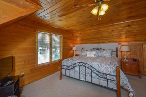 Hearts Desire في ماكهنري: غرفة نوم مع سرير في كابينة خشب