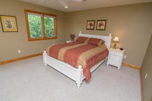 ein Schlafzimmer mit einem großen Bett und einem Fenster in der Unterkunft Marsh Run Cove in McHenry