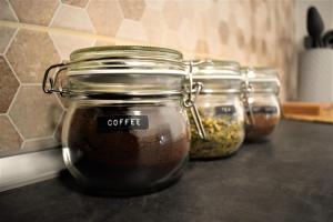 drie potten koffie op een aanrecht bij Central Park Apartments in Koprivnica