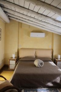 L'Oleandro sul Lago d'Iseo B&B في سولتسانو: غرفة نوم بسرير كبير بسقف خشبي